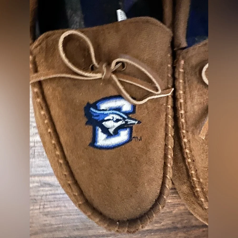 Creighton moccasin slippers men’s 9/10 brand new chestnut brown blue jays